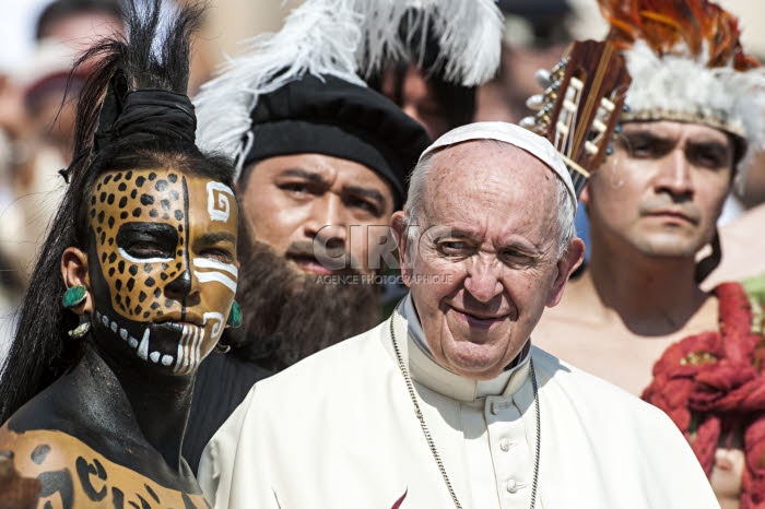 Le pape François entouré de danseurs.