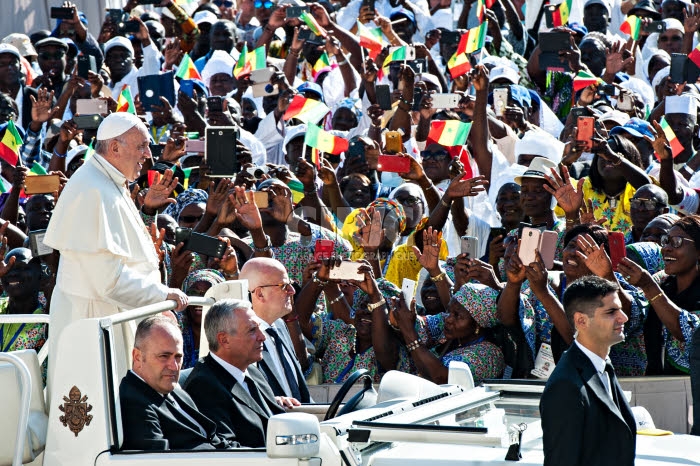 Le pape François est accueilli par des fidèles venus de Guinée.