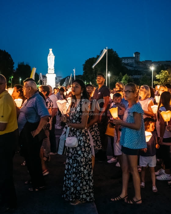 Veillée de prière avec lampions à Lourdes.