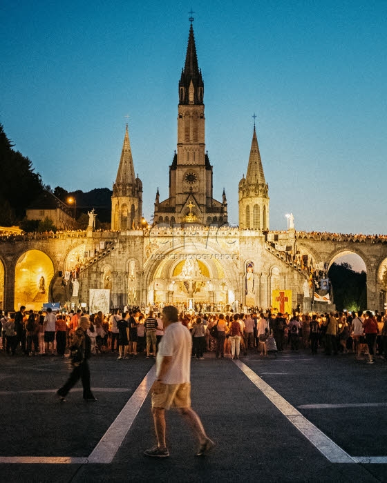 Veillée de prière avec lampions à Lourdes.