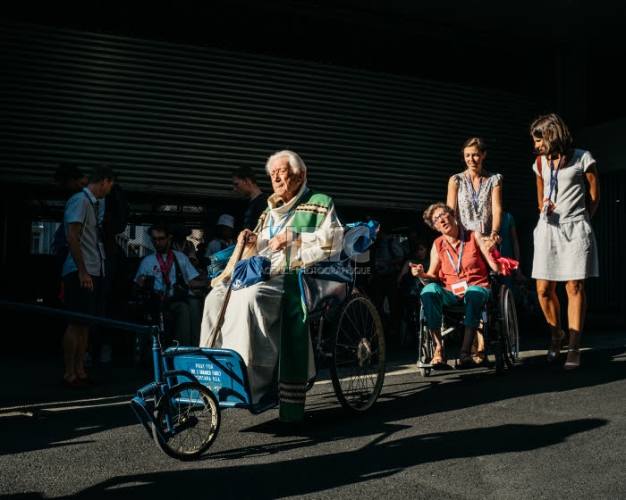 Jeunes brancardiers et malades à Lourdes.