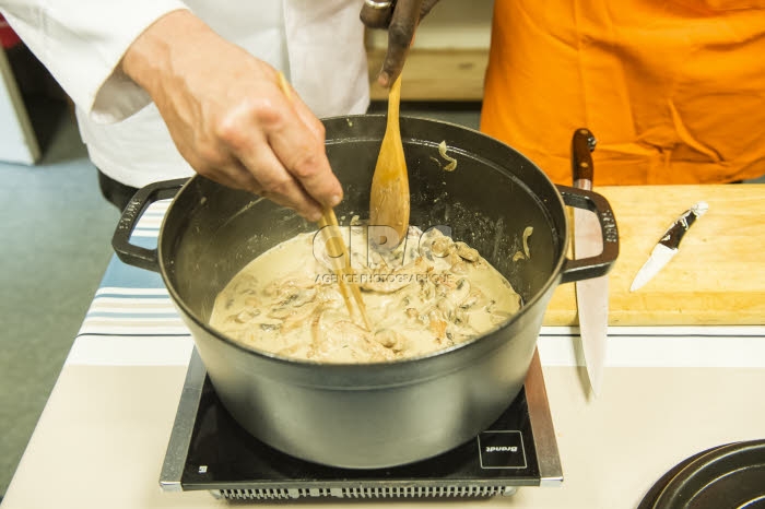 Le chef Thierry MARX anime un atelier cuisine au Secours populaire français.