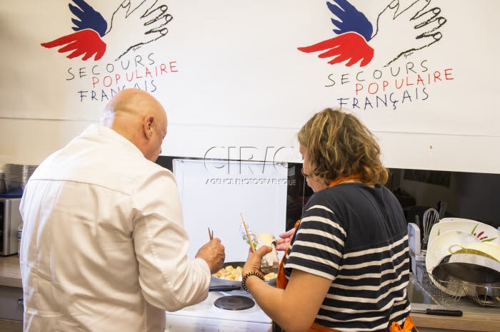 Le chef Thierry MARX anime un atelier cuisine au Secours populaire français.