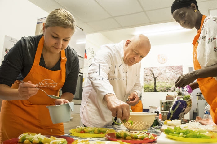 Le chef Thierry MARX anime un atelier cuisine au Secours populaire français.