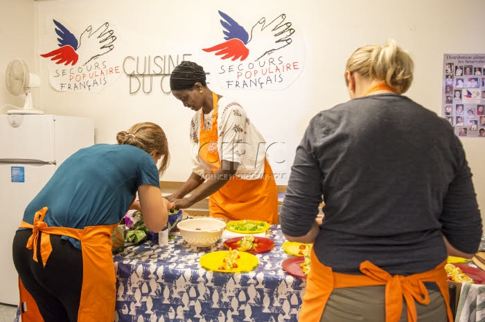 Le chef Thierry MARX anime un atelier cuisine au Secours populaire français.