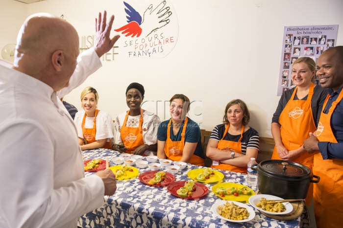 Le chef Thierry MARX anime un atelier cuisine au Secours populaire français.