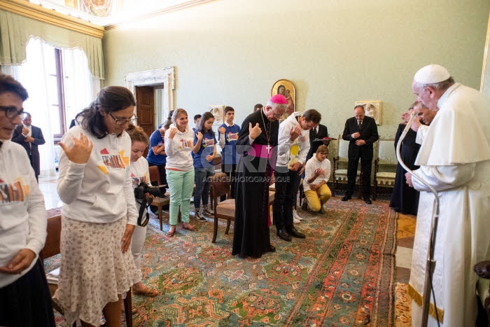 Le pape François reçoit au Vatican des jeunes du diocèse Grenoble-Vienne.