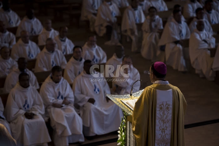 Evêque célébrant une messe pour des prêtres