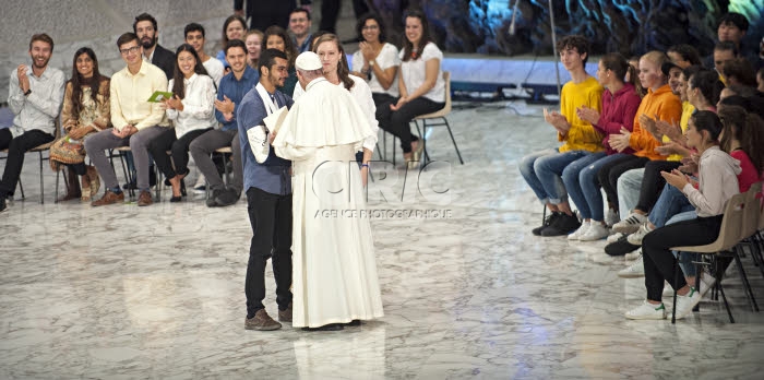 Synode des évêques. Le pape François rencontre des jeunes.