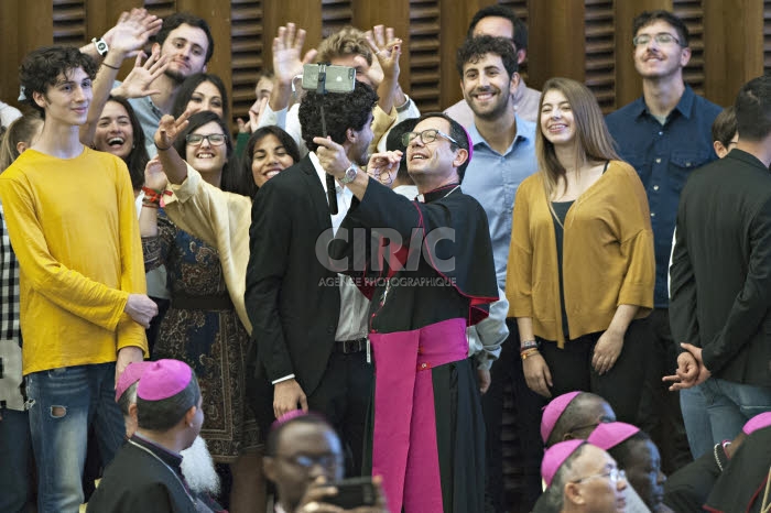 Synode des évêques. Mgr Emmanuel GOBILLIARD et des jeunes.