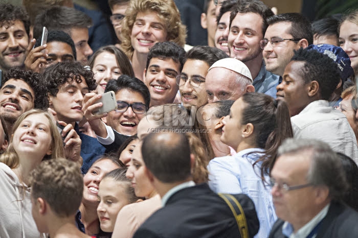 Synode des évêques. Le pape François entouré de jeunes.