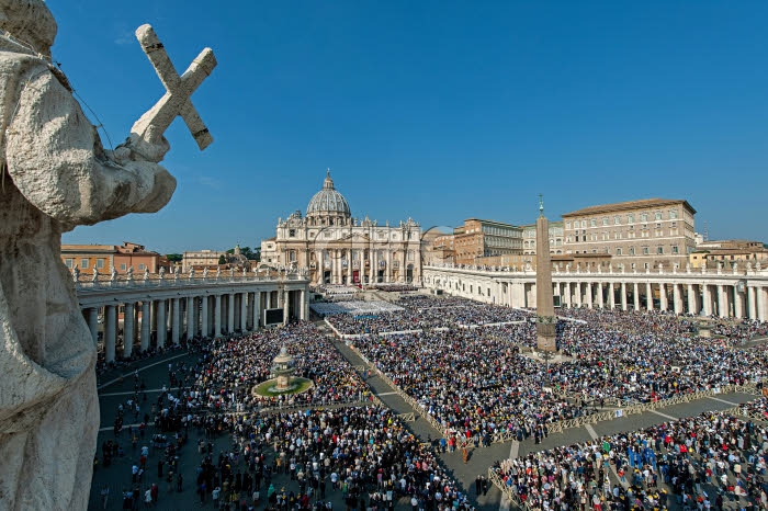 Canonisation de sept saints au Vatican. Messe de canonisation place St Pierre.