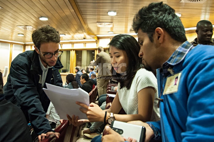 Synode des évêques au Vatican. Jeunes participant à une session de travail.