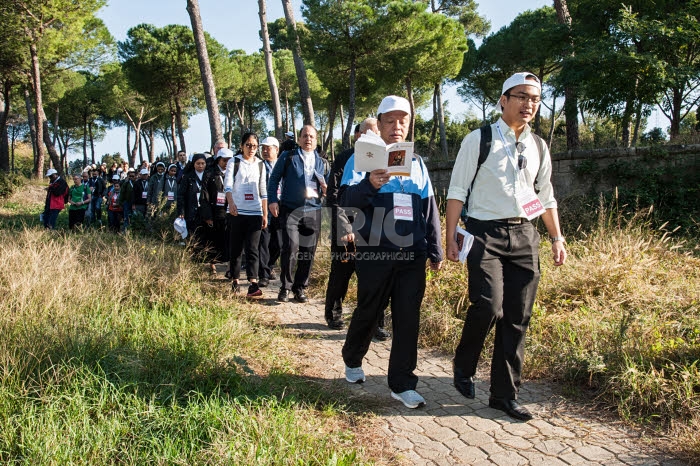 Le Synode des évêques se conclut par un pèlerinage auquel participent des jeunes.