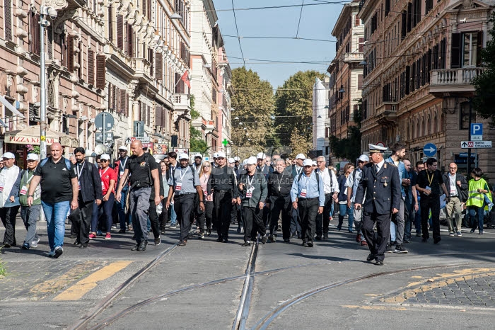 Le Synode des évêques se conclut par un pèlerinage auquel participent des jeunes.
