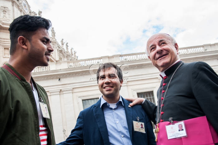 Synode des évêques. Mgr. Vincenzo PAGLIA et deux jeunes auditeurs.