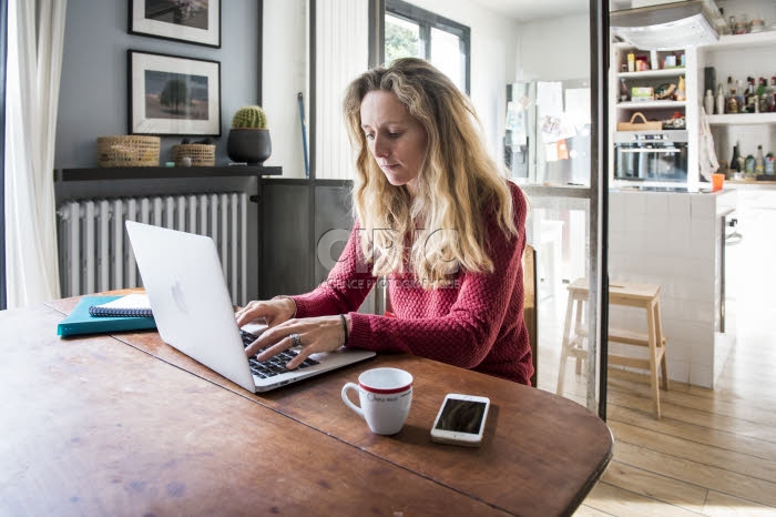 Femme et travail à domicile.