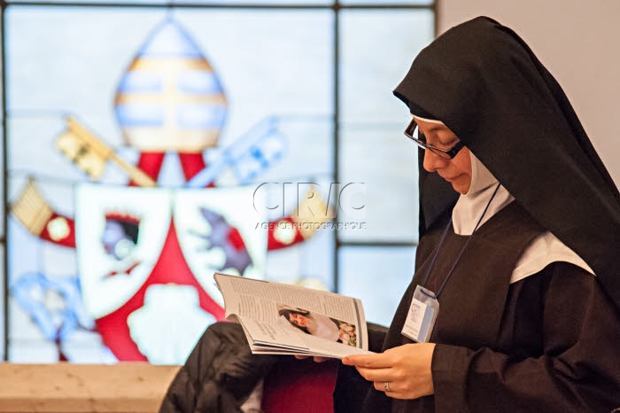 Une religieuse lors du colloque sur la vie contemplative.