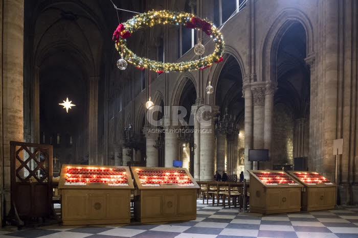 Couronne de l'Avent dans la Cathédrale Notre-Dame à Paris.
