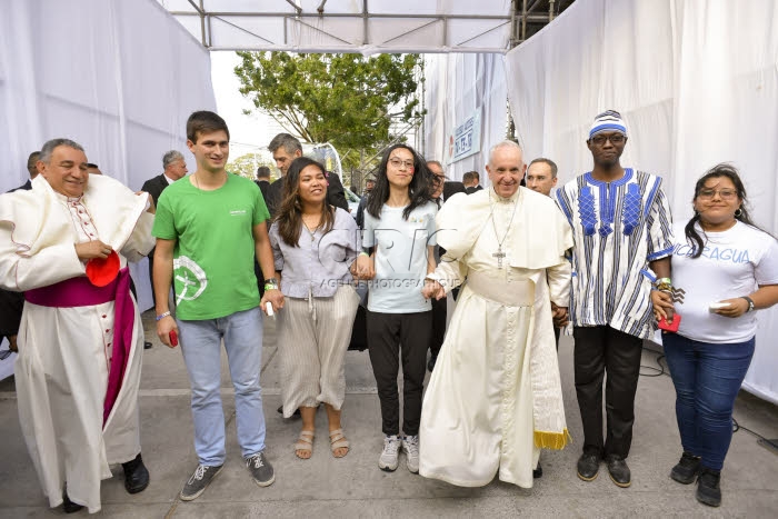JMJ 2019 au Panama. Le pape François  entouré de jeunes.
