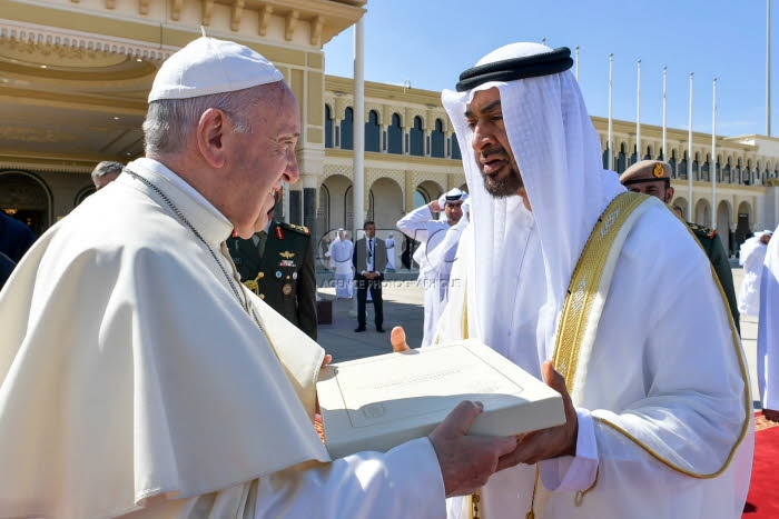 Le pape François aux Emirats arabes unis. Aéroport d'Abu Dhabi, départ du Pape.