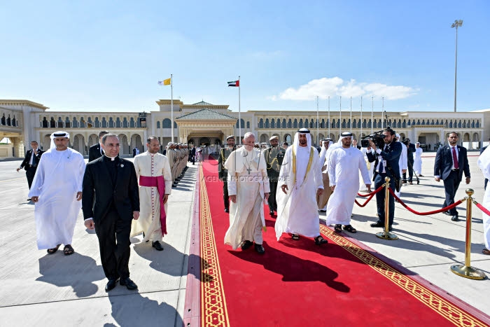 Le pape François aux Emirats arabes unis. Aéroport d'Abu Dhabi, départ du Pape.