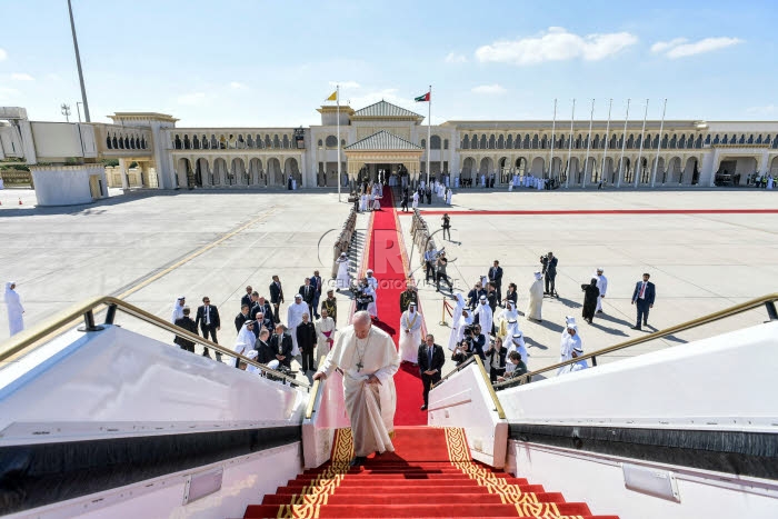 Le pape François aux Emirats arabes unis. Aéroport d'Abu Dhabi, départ du Pape.
