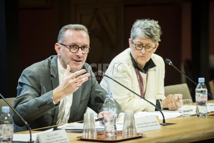 Mgr Olivier RIBADEAU DUMAS, porte parole de la CEF et Mme MOOG.