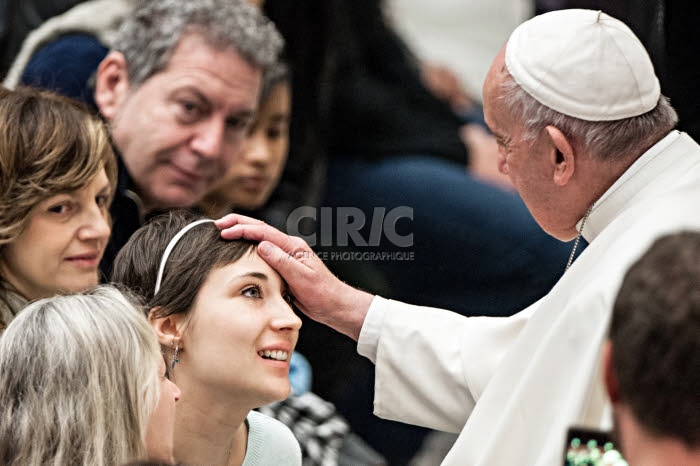 Le pape François bénissant une jeune femme