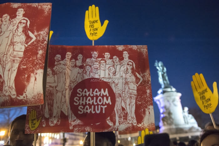 Rassemblement contre l'antisémitisme, place de la République à Paris.