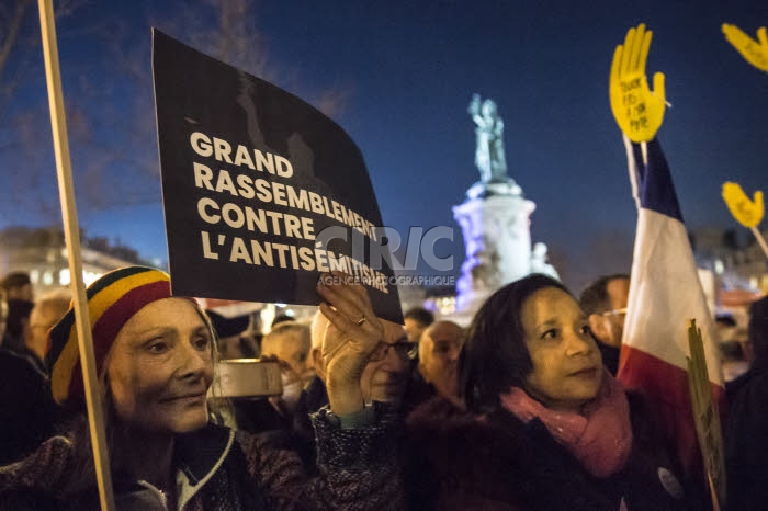Rassemblement contre l'antisémitisme, place de la République à Paris.