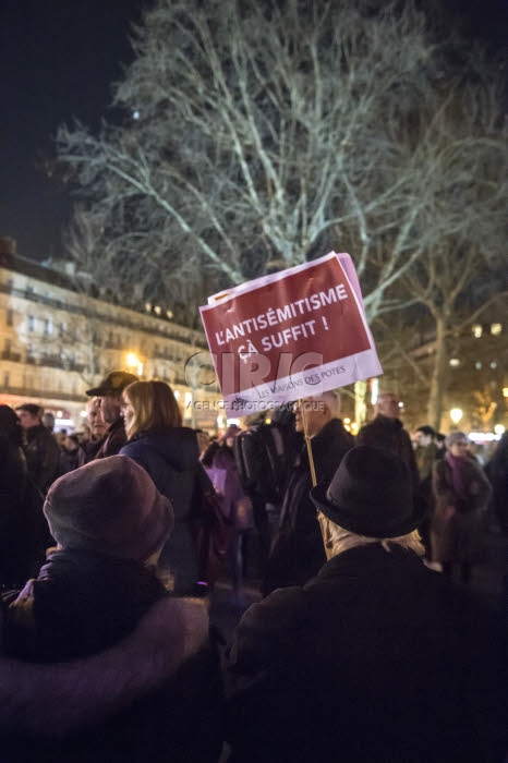 Rassemblement contre l'antisémitisme, place de la République à Paris.