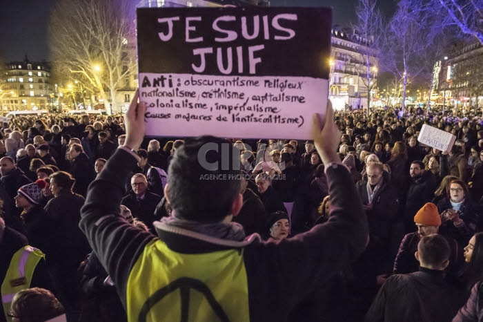 Rassemblement contre l'antisémitisme, place de la République à Paris.