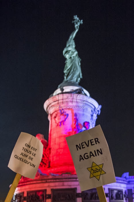 Rassemblement contre l'antisémitisme, place de la République à Paris.