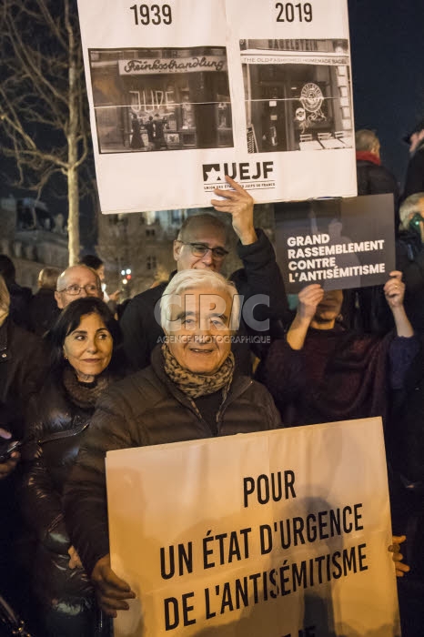 Rassemblement contre l'antisémitisme, place de la République à Paris.