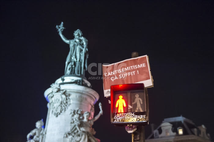 Rassemblement contre l'antisémitisme, place de la République à Paris.