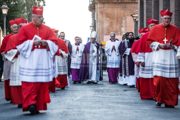 Procession pénitentielle dans une rue de Rome.