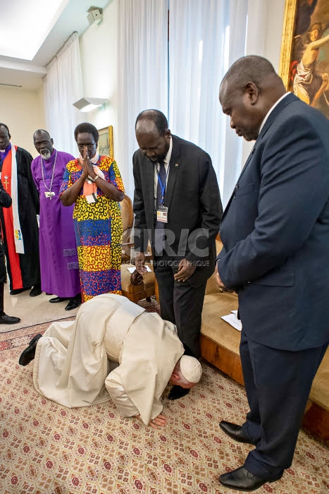 Le pape François embrassant les pieds de Salva Kiir MAYARDIT.