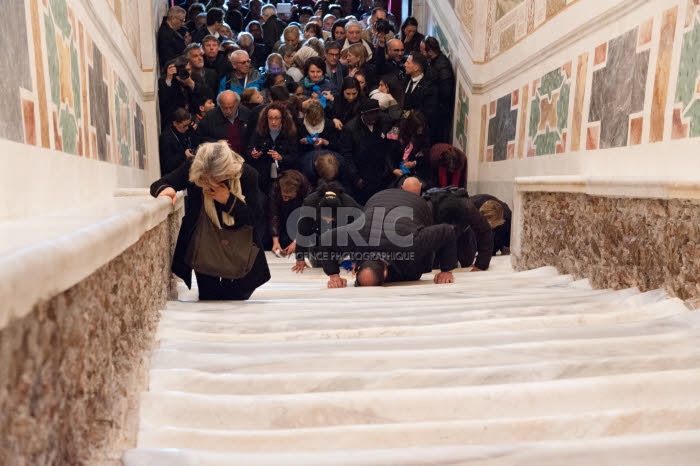 Rome, pèlerins franchissant le Saint Escalier Santa Scala à genoux.