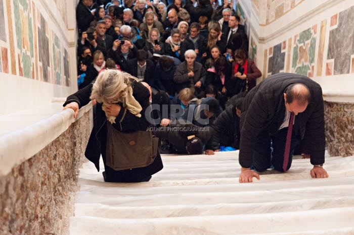 Rome, pèlerins franchissant le Saint Escalier Santa Scala à genoux.