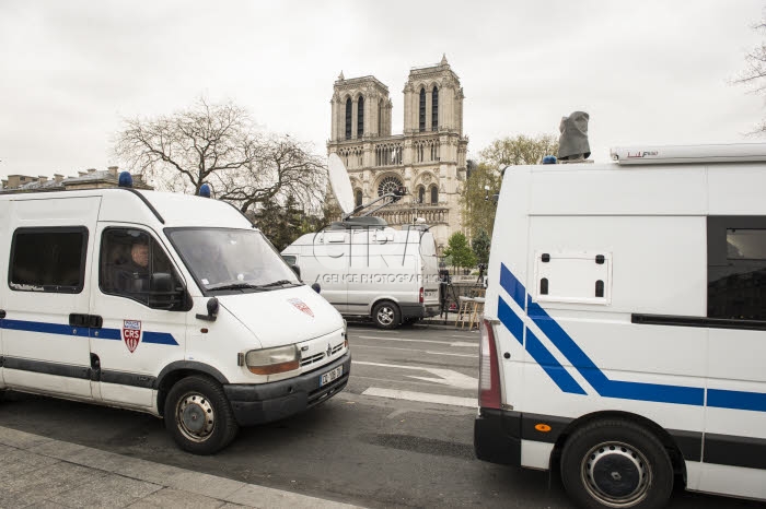 Incendie de la cathédrale Notre-Dame de Paris, police et journalistes.