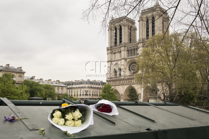 Incendie de la cathédrale Notre-Dame de Paris, bouquet de fleurs.