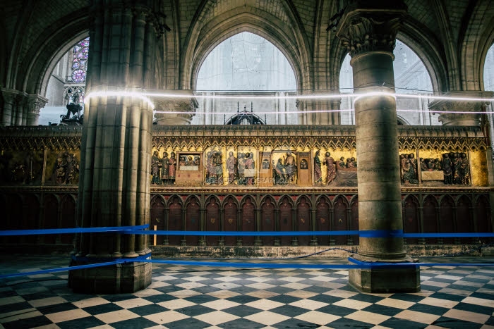 Vue intérieure de la cathédrale Notre-Dame de Paris depuis l'incendie.