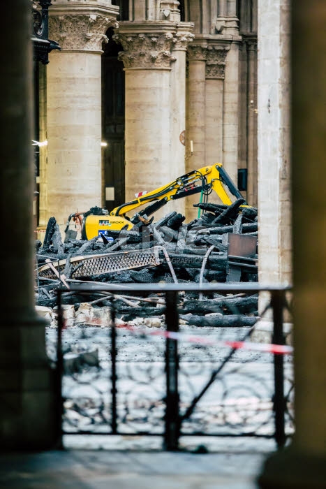 Vue intérieure de la cathédrale Notre-Dame de Paris depuis l'incendie.