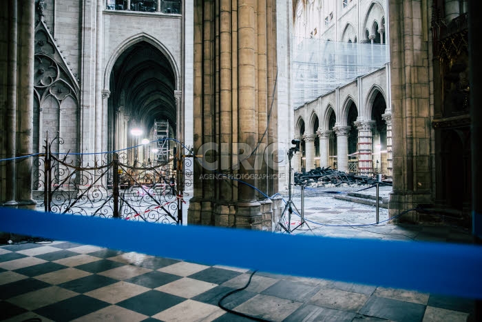 Intérieur de Notre-Dame lors de la célébration de la première messe.