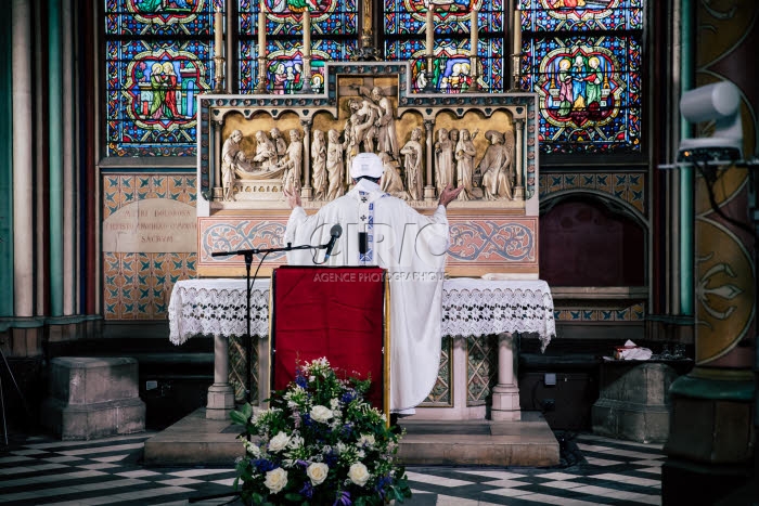 Première messe à Notre-Dame de Paris depuis l'incendie.