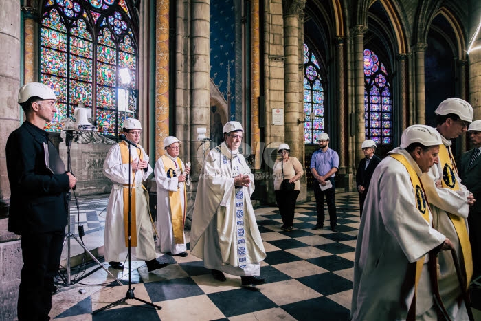 Première messe à Notre-Dame de Paris depuis l'incendie.