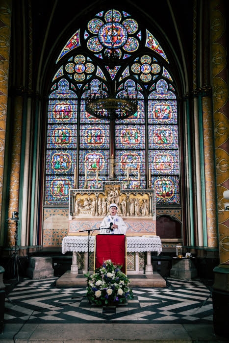 Première messe à Notre-Dame de Paris depuis l'incendie.
