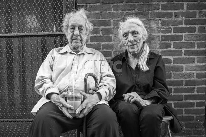 Le photographe et cinéaste américain Robert FRANK en compagnie de sa femme.