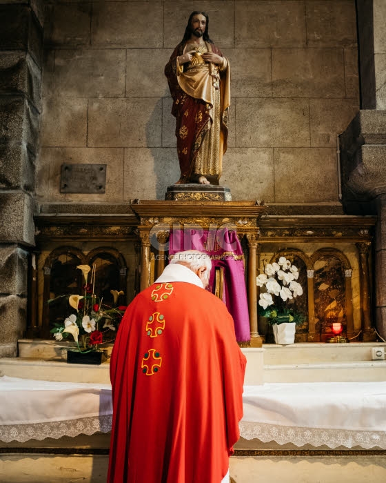 Prêtre devant un tabernacle.